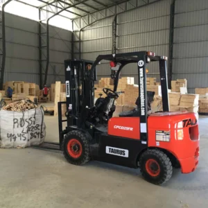 CAPACIDAD DE CARGA 2.500-3000-3500 kg ALTURA DE ELEVACION MAXIMA 4.500 mm LARGO DE UÑA 1.200 mm MOTOR XINCHAI TIPO DE MOTOR DIESEL POTENCIA DEL MOTOR 52 hp PESO 4.060 kg DIMENSIONES 3605x1160x2095 mm TIPO DE TORRE TRIPLE