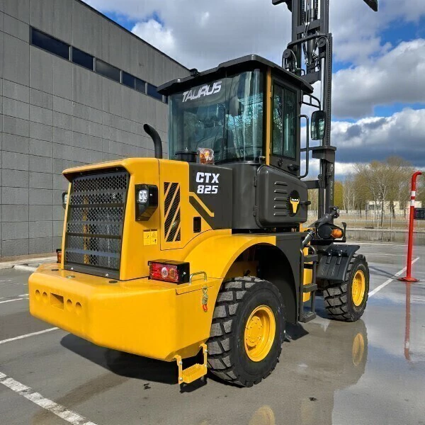 Tractoelevador Taurus modelo CTX825